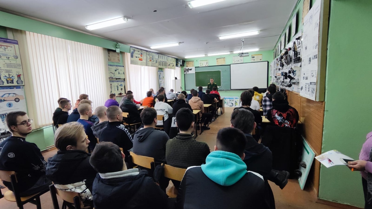 Встреча студентов колледжа с инструктором пункта отбора на военную службу по контракту по Тверской области